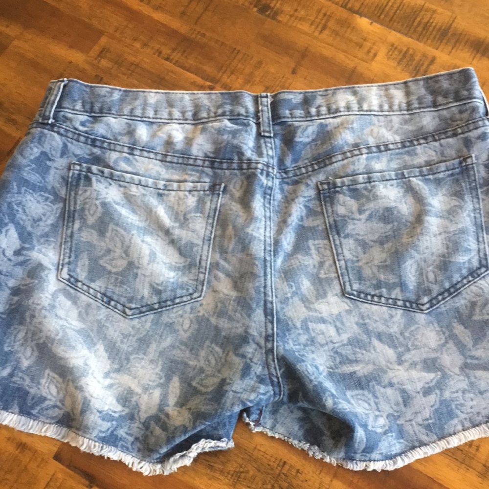 THREE PAIR OF OLD NAVY JEAN SHORTS 🩳 - Picture 8 of 13